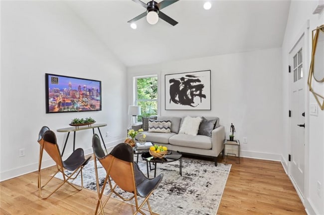 Photo - 496 Glenwood Pl SE