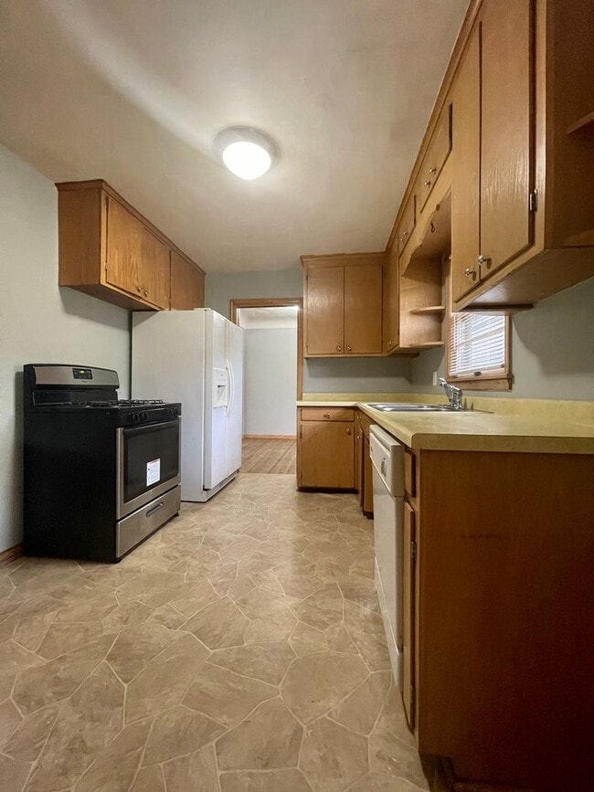 Building Photo - Amazing 3 bedroom house in Maplewood.