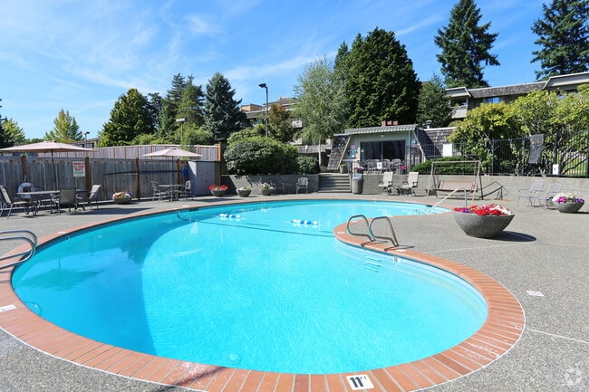 Pool w/ cabana w/ outdoor barbecue - Le Chateau Apartments Unit 436