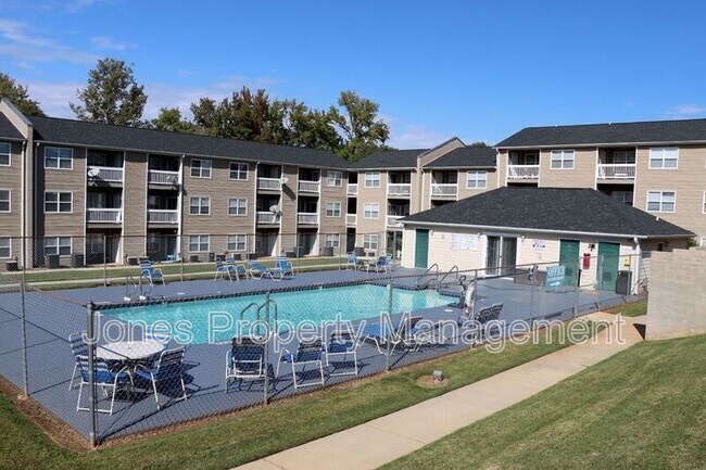 Photo - 305 Country Club Dr NE