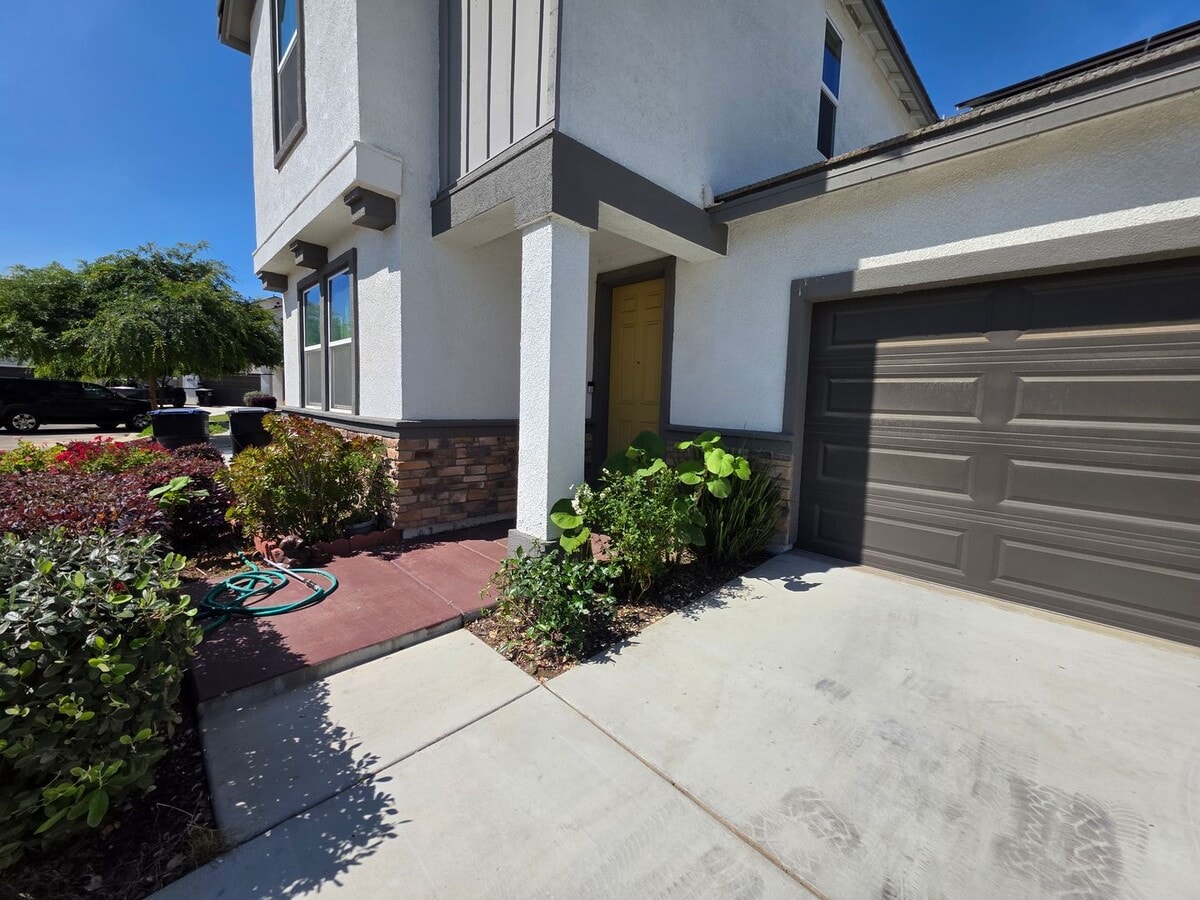 Photo - Newer 5 Bedroom 4.5 Bathroom in SE Visalia!! Coming soon!!