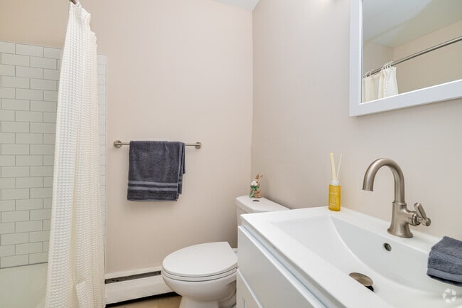 2BR, 1BA - 860SF - Primary Bathroom