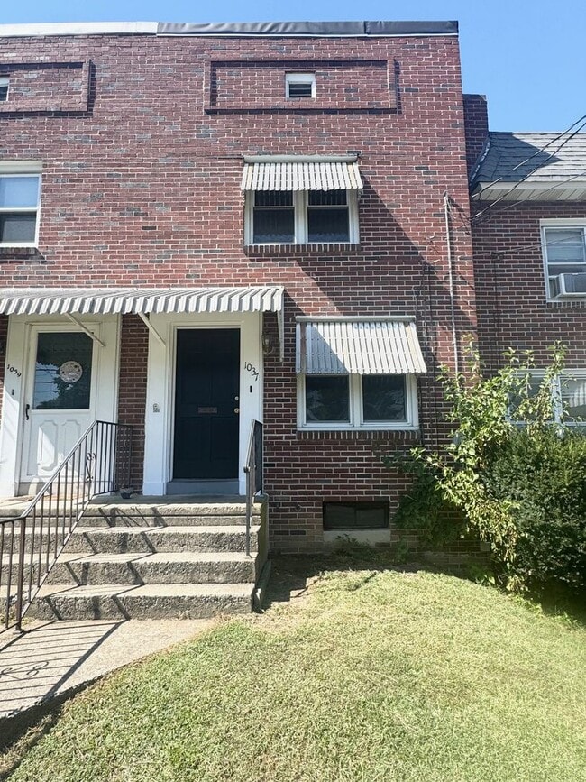 Building Photo - 2 Bedroom Townhome with Detached Garage