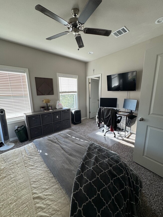 Photo - 410 Moran St