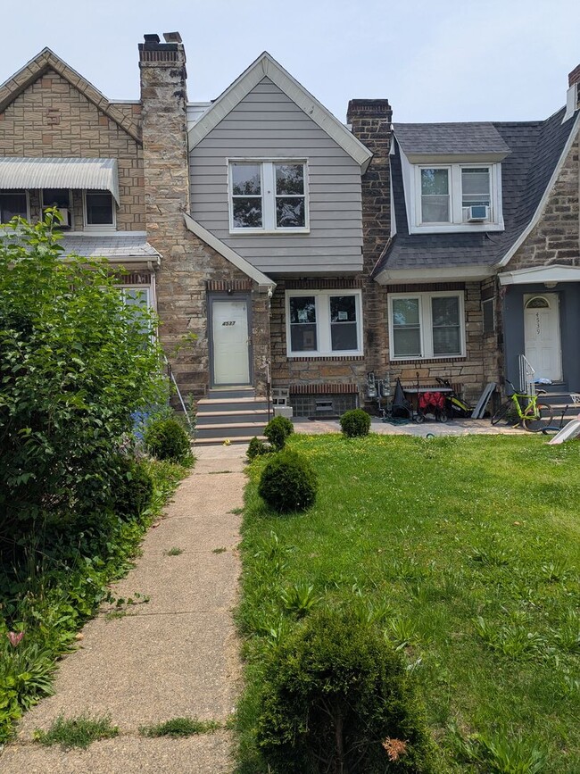 Updated Row - Torresdale - Updated Row - Torresdale Casa