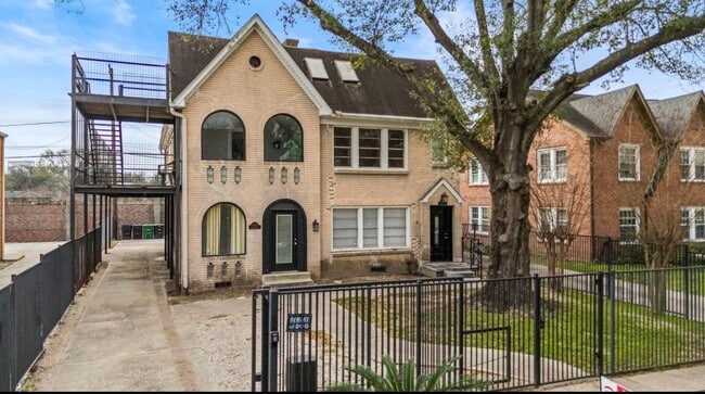 Building Photo - 1633 Castle Ct