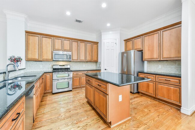 Building Photo - 1529 Rosewood St