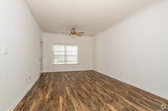 1BR, 1BA - 765SF - Living Room