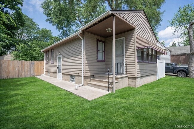 Building Photo - AVAILABLE NOW! SECTION 8 APPROVED! Charming 2-Bedroom Home in Quiet Pontiac Neighborhood!