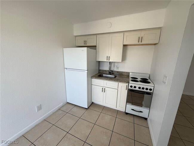 Building Photo - 2452 Stella St Unit 102