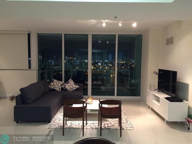 Photo - 1861 NW S River Dr Unidad 2008