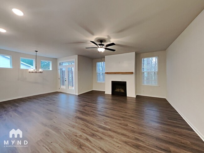 Photo - 667 Riverwood Pass