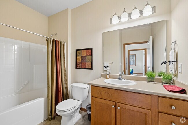 2BR, 2BA - 1,084SF - Bathroom
