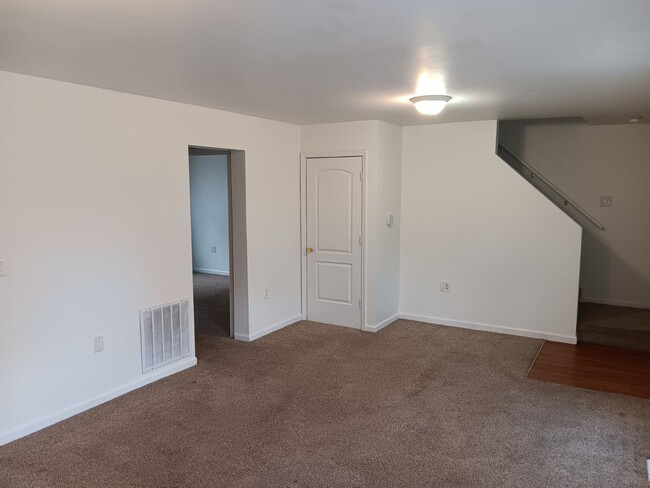 Building Photo - For Rent: 4-bedroom 2-bathroom single family home! Available NOW!