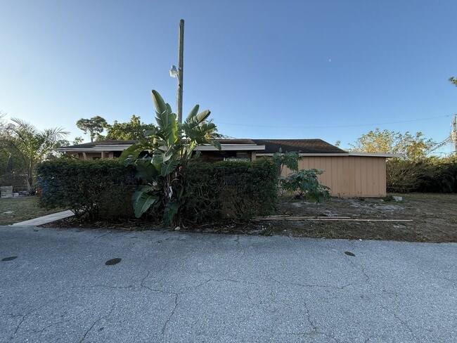 Building Photo - 202 2nd St Unit L