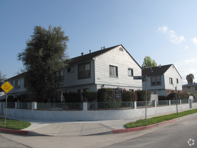 Building Photo - 10617-25 Oxnard St Rental