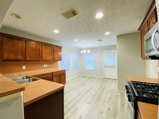 Photo - 19207 Caledonia Dr