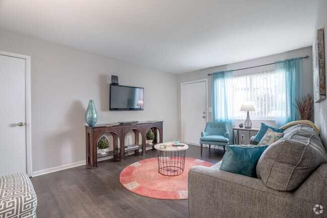 2BR, 1BA - 1,103SF - Living Room - Midwood Creek