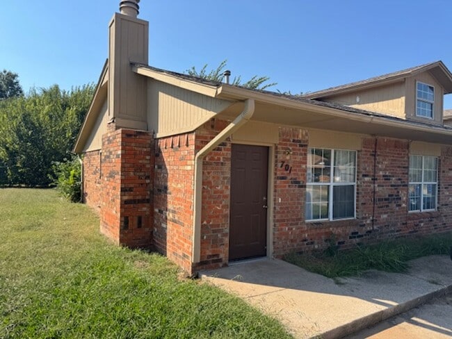 Building Photo - 2 bed one bath duplex in Mustang! Convenie...
