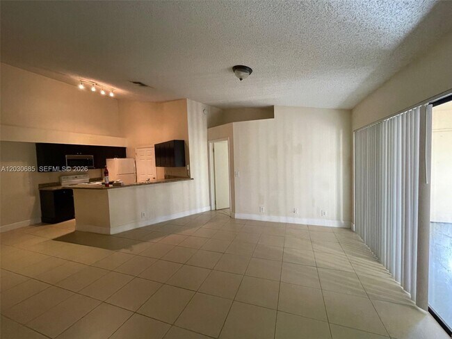 Building Photo - 9999 Summerbreeze Dr Unit 915