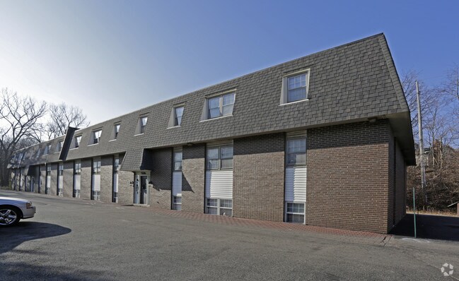 Richwoods Plaza - Richwoods Plaza Apartments