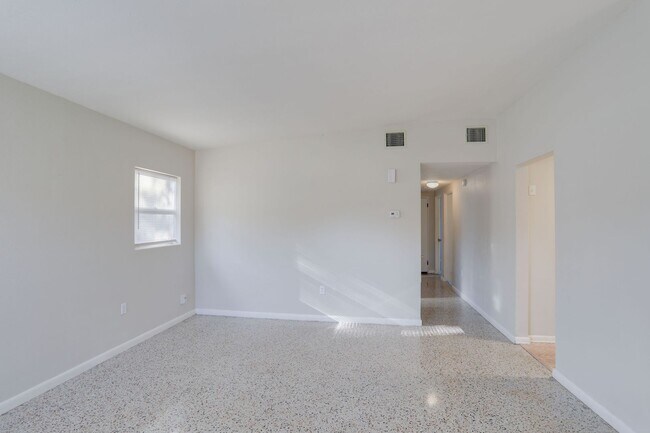 Photo - 434 E Esther St