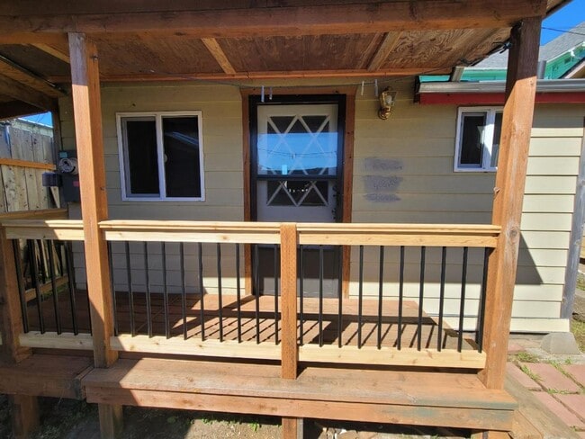 Building Photo - Small Home ADU in Myrtle Point