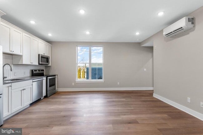 Building Photo - 6712 Ridge Ave Unit 204