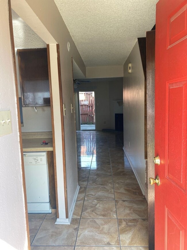 Building Photo - 2 bedroom 2 bath town home in a gated community