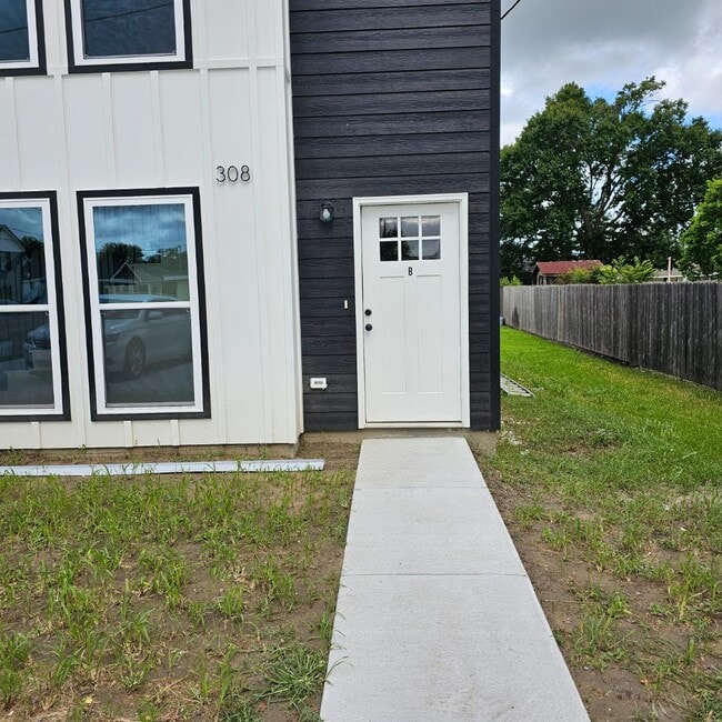 Building Photo - 308 Arms St