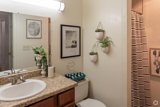 2BR, 2BA - 900 SF