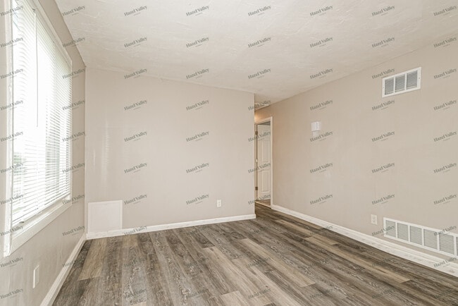 Photo - 2007 Huntington Ave