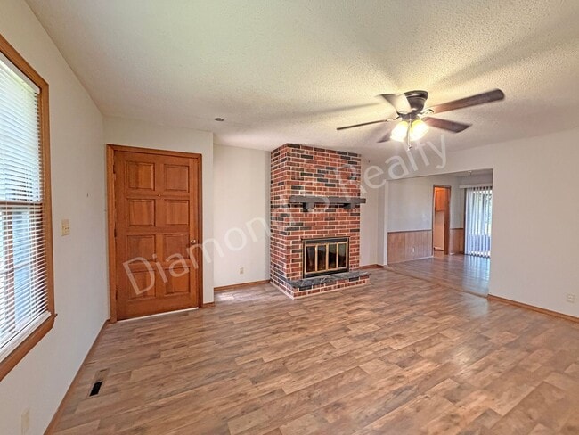 Photo - 523 W Swan St Unit 1