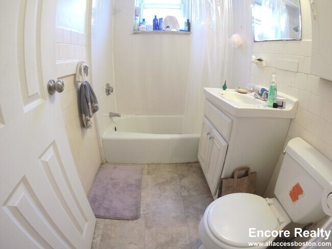 Building Photo - 241 Freeman St Unit D