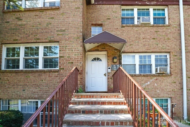 Photo - 18 College Dr