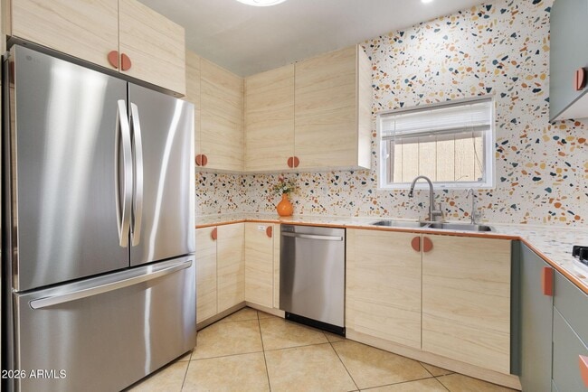 Photo - 930 E Whitton Ave