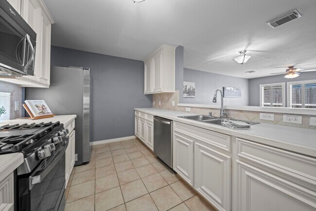 Building Photo - 1523 Cook St Rental