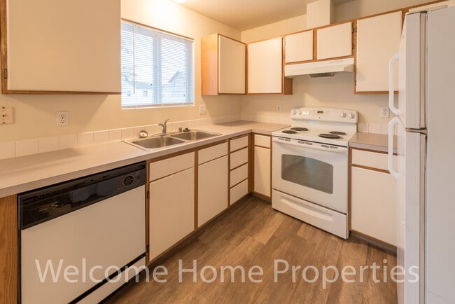 Building Photo - Great 2 bedroom apartment with all-new carpet Unit 416 6th