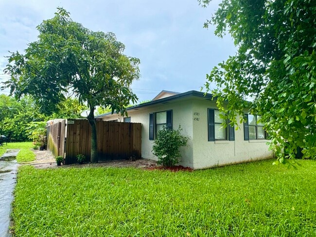 Building Photo - 4583 Barclay Crescent Rental