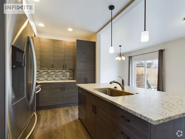Building Photo - 3 Bedroom with Fenced Yard Rental