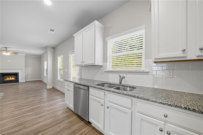 Photo - 33 N Village Cir