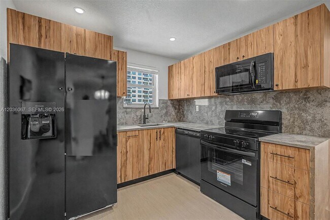Photo - 5555 Collins Ave Unit 7B