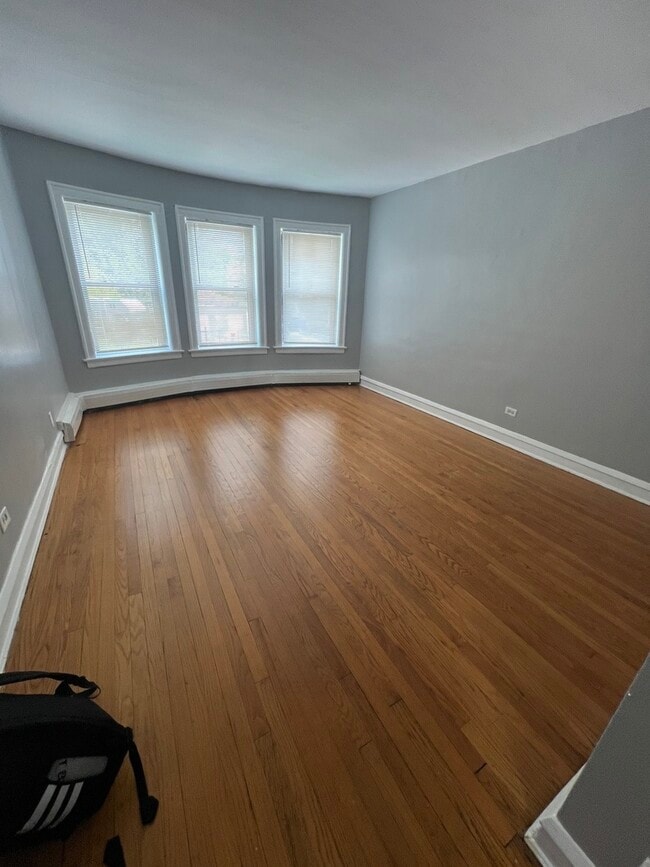 Photo - 909 E 85th St