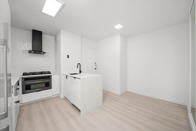 Photo - 247 E Chestnut St Unit 2004