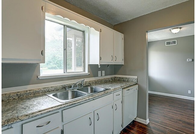 Photo - 2809 Academy Dr NW