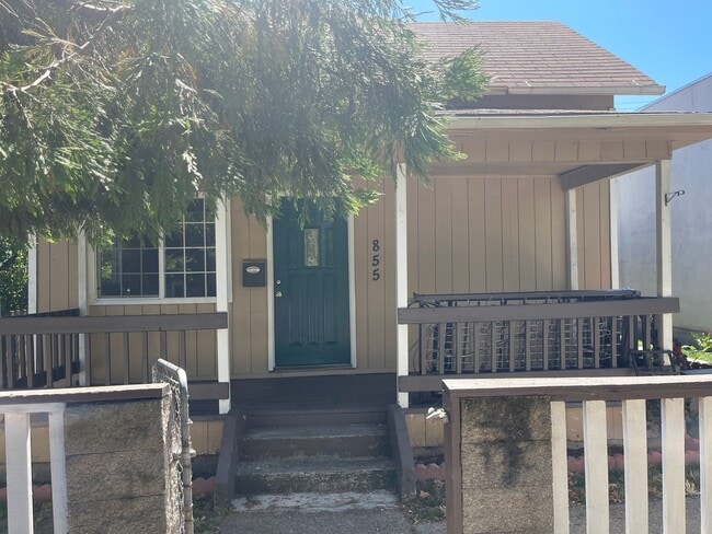 Building Photo - 3 Bedroom home in SE Roseburg