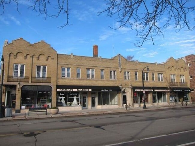 Building Photo - Available July or August 2026 Gorgeous 1-bedroom apartment in Shorewood with Free Heat Unit 08