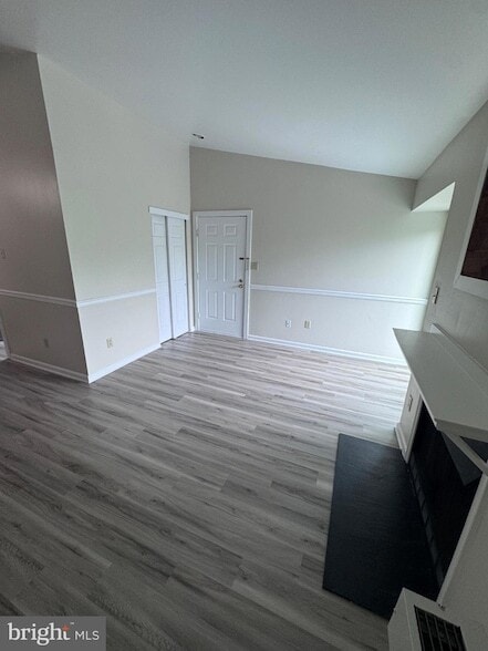 2049 Lucas Ln