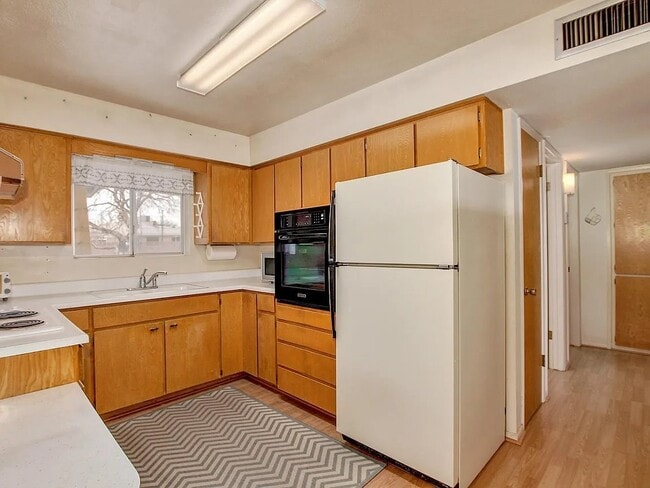 Photo - 323 N 55th St
