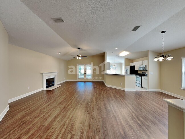 Photo - 805 Putters Green Way N